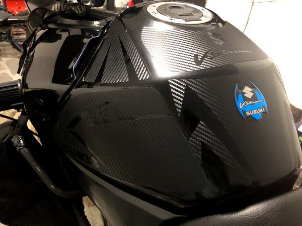 467722293_1085781080224145_7763172721739879233_n Kit de Protector de Tanque en Vinilo de Fibra de carbono